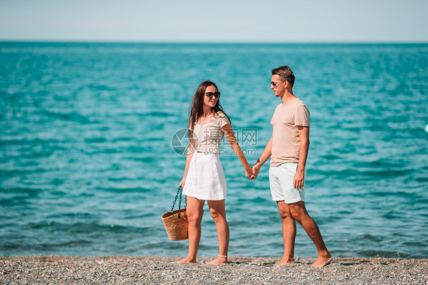两个在海滩度假的年轻夫妇图片