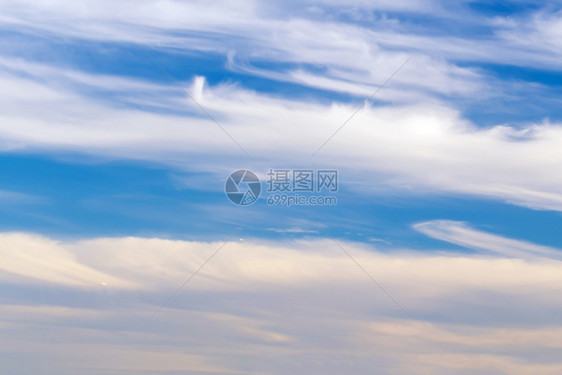 天气高的蓝背景带白云的蓝色天空颜图片