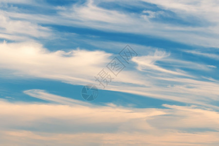 蓬松的天气象蓝背景带白云的蓝色天空图片