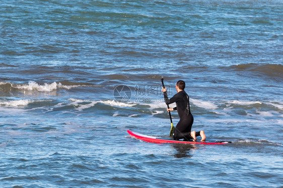 活动红板上的人划船夏威夷凉爽的图片