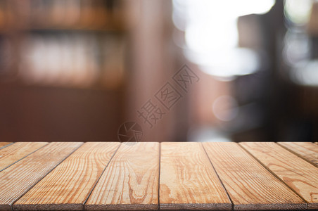 位于模糊的餐饮背景上空木桌白色优质咖啡图片