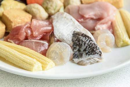 菜盘上混合肉的鲜鱼日本食基品风格有选择重点猪肉午餐盘子图片