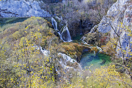 池塘绿色蓝的克罗地亚普利维茨湖泊公园美丽瀑布的秋天景象图片