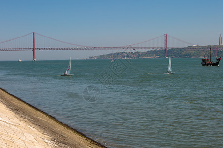 结构体4月25日葡萄牙塔古斯河和帆船上里本桥旅游红色的图片