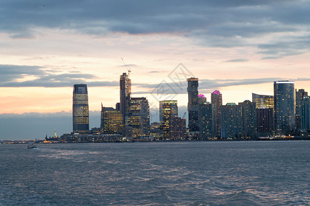 纽约市景观游轮的日落曼哈顿天际美国图片