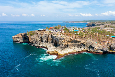 破碎的海景田园诗般来自印度尼西亚巴厘岛努沙佩尼达断裂海滩的空中飞机图片