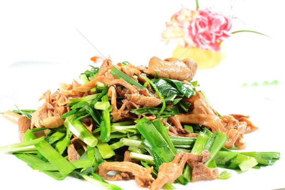 西安温暖的食品白盘蘑菇和炒饭烹饪图片
