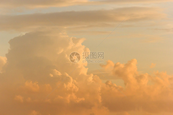 日落时镶金边的云层图片