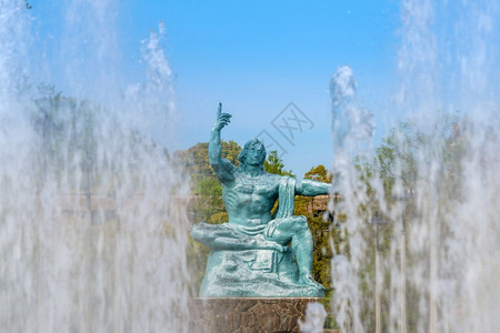 目的地象征万维网日本长崎和平公园雕像有蓝天图片