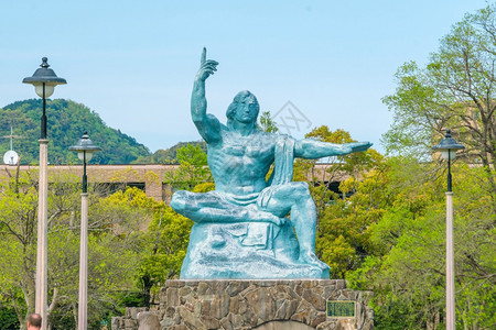 日本长崎和平公园雕像图片