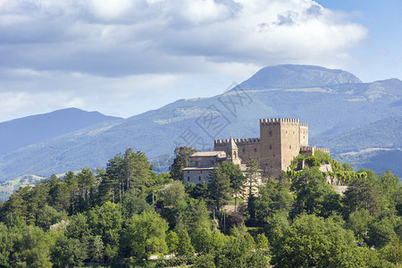 树木在意大利游行中一座美丽的城堡画面马尔凯结石图片