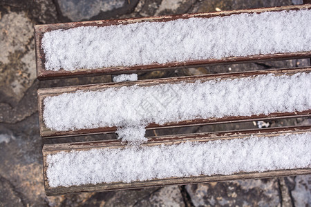 水晶自然寒冷冬天街头长椅上的白雪公园图片