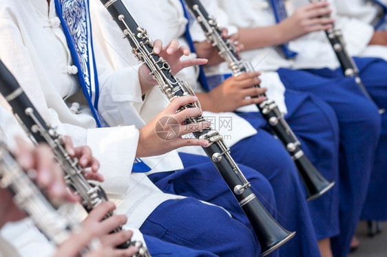 学习北泰国传统服装青年管弦乐队在传统音节上表演近身青年音乐家手演奏单簧管曲拉响娱乐课堂图片