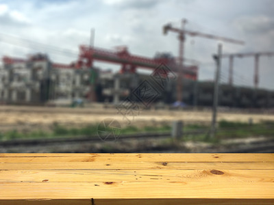 佛桌空木制桌间平台和模糊的建筑面积背景用于显示产品时的相容住房水泥宅背景