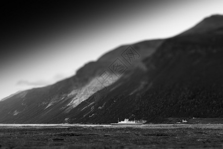 充满活力奥斯陆峡湾挪威黑白船靠近山脉背景挪威黑白船靠近山脉背景高清图片