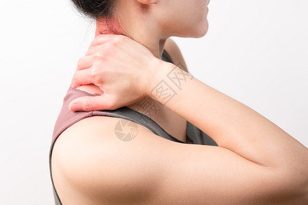 按摩女颈部和肩止痛伤红色亮光女颈部和肩止痛伤在有白色背景的疼痛区医疗保健和概念上加红亮色白的成人图片