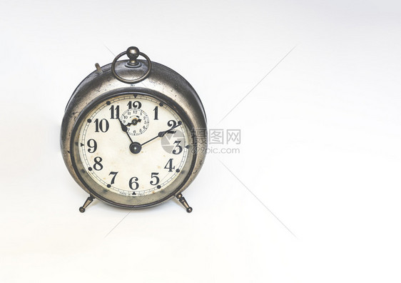 精确过去的旧模拟时钟手和数字同年金属闹钟及古董白色的图片