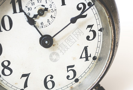 过去的计时器圆形旧模拟时钟手和数字同年金属闹钟及古董图片