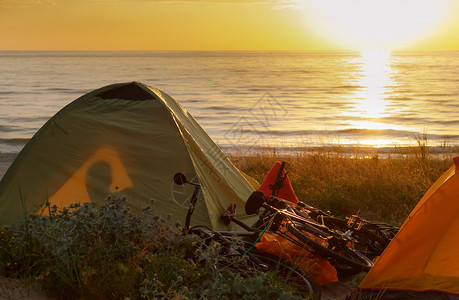 露营沙滩上的旅游帐篷图片