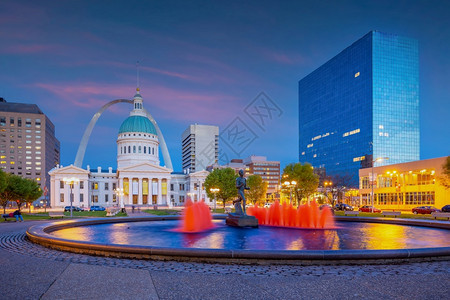 美国密苏里市风景日落时在美国的密苏里州城市景观美国人场图片