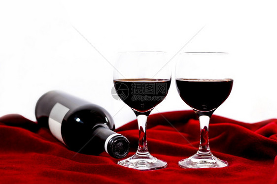 情人节的一瓶酒和两杯桌子精爱情故事图片