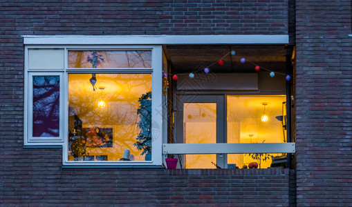 装有轻窗和阳台荷兰城市建筑的公寓一种房屋图片