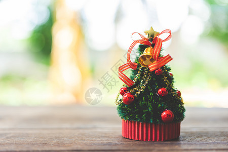木头礼物白色的每年12月5日庆祝圣诞节以背景Xma概念为背景并抄写空间给您使用infoplain图片