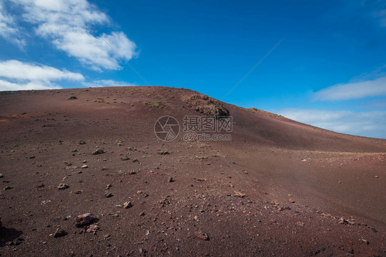 风景优美陨石坑西班牙金萨罗特兰岛蒂曼法亚公园的神奇火山景观和熔岩沙漠游客图片