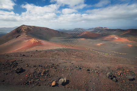 红色的西班牙金萨罗特兰岛蒂曼法亚公园的神奇火山景观和熔岩沙漠蓝色的游客图片