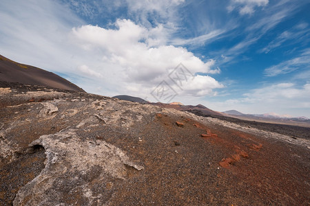 西班牙金萨罗特兰岛蒂曼法亚公园的神奇火山景观和熔岩沙漠蓝色的自然旅游图片
