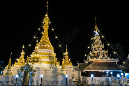 传统的亚洲人夜晚泰国梅洪山缅甸风格的寺庙WatChongKlang夜景图片