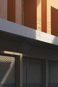 垂直的几何商业建筑表面太阳光和阴影每天早上垂直架立在框内时间图片