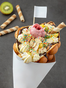糕点离开带冰淇淋水果巧克力酱和多彩糖果的红公或泡松饼可口图片