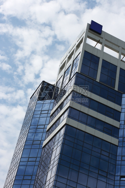 塔现代的建筑玻璃反映树木和云的本质商业图片