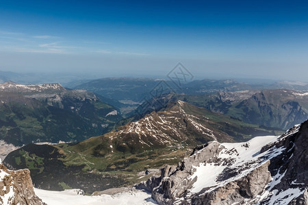 悬崖游客来自瑞士阿尔卑斯山Alps的Jungfrau山高的图片