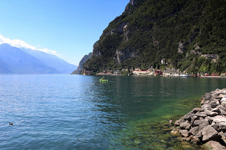 建造景观特伦蒂诺的RivadelGarda镇意大利爱尔兰湖全景图片