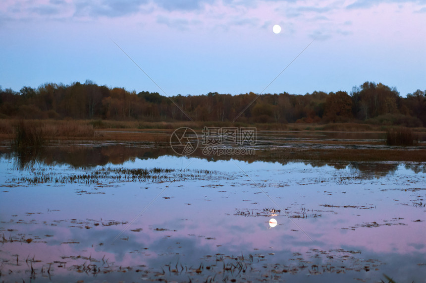 月亮夜晚满的倒影湖上满月旅行图片