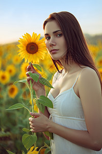 向日葵花海里的女性图片