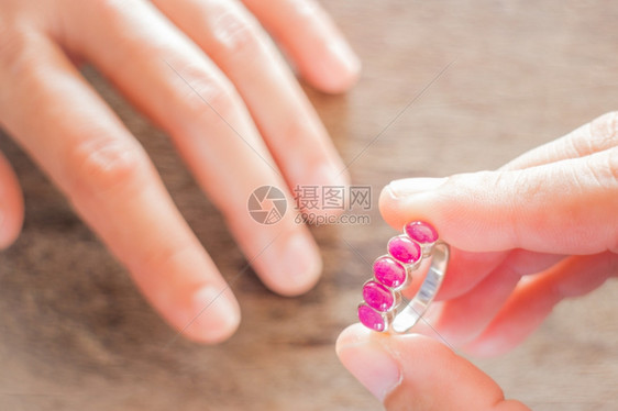 铂手在经典红宝石戒指上股票照片销售宝贵的图片