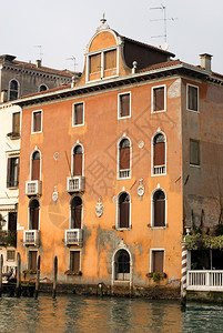 意大利威尼斯运河上的一栋公寓楼意大利威尼斯视窗托乡村图片