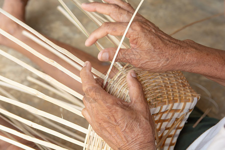 乡村的庄高人手工编织竹子盒图片