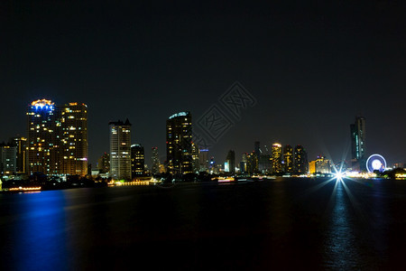 建筑物交通夜幕下河上城市的灯光晚图片