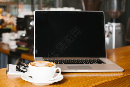 横幅白种人前视笔记本电脑木制咖啡表面桌子图片