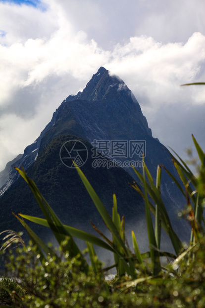 稠密众所周知的山峰在云密前显示高峰首脑旅行图片