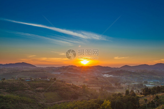 日落时的山川地平线图片