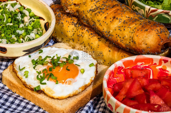 健康香肠卷面包上煎蛋加酱汁和切碎蔬菜的不同碗面精美配香肠卷烤面包上的炒蛋不同碗美味的胡椒图片