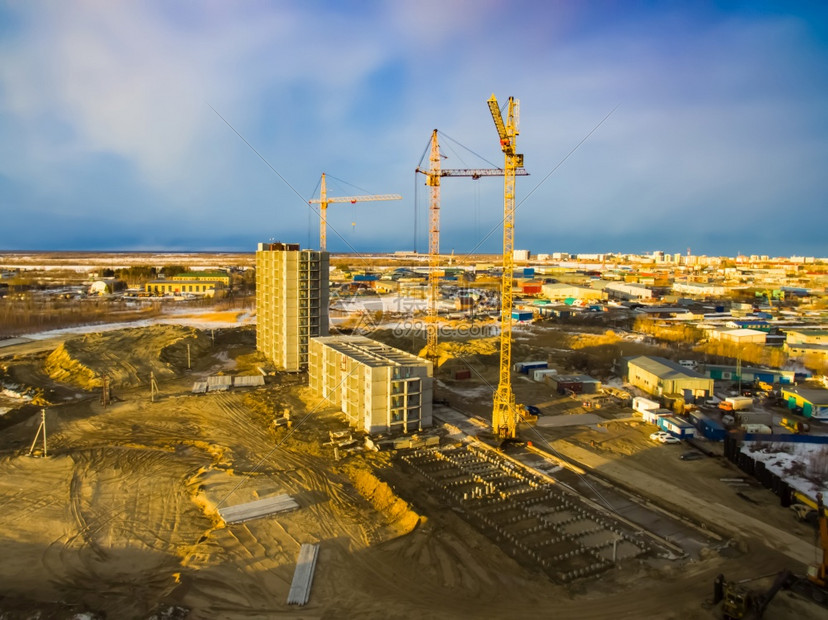 工地真实的建造新住宅楼施工现场的塔式起重机建造新的住宅楼施工现场的塔式起重机活动图片