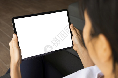 在客厅沙发上用数字平板电脑白色屏幕将近身手触妇女放在沙发上概念技术连接通讯手指互联网房间图片