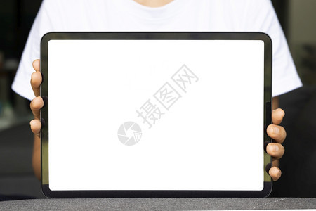 商人在客厅沙发上用数字平板电脑白色屏幕将近身手触妇女放在沙发上概念技术连接通讯白色的在线图片