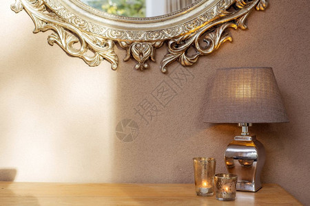 家具现代的优雅室内装有镜子和饰灯蜡烛棕墙的褐现代设计内装有镜子和饰灯以及棕墙的蜡烛图片